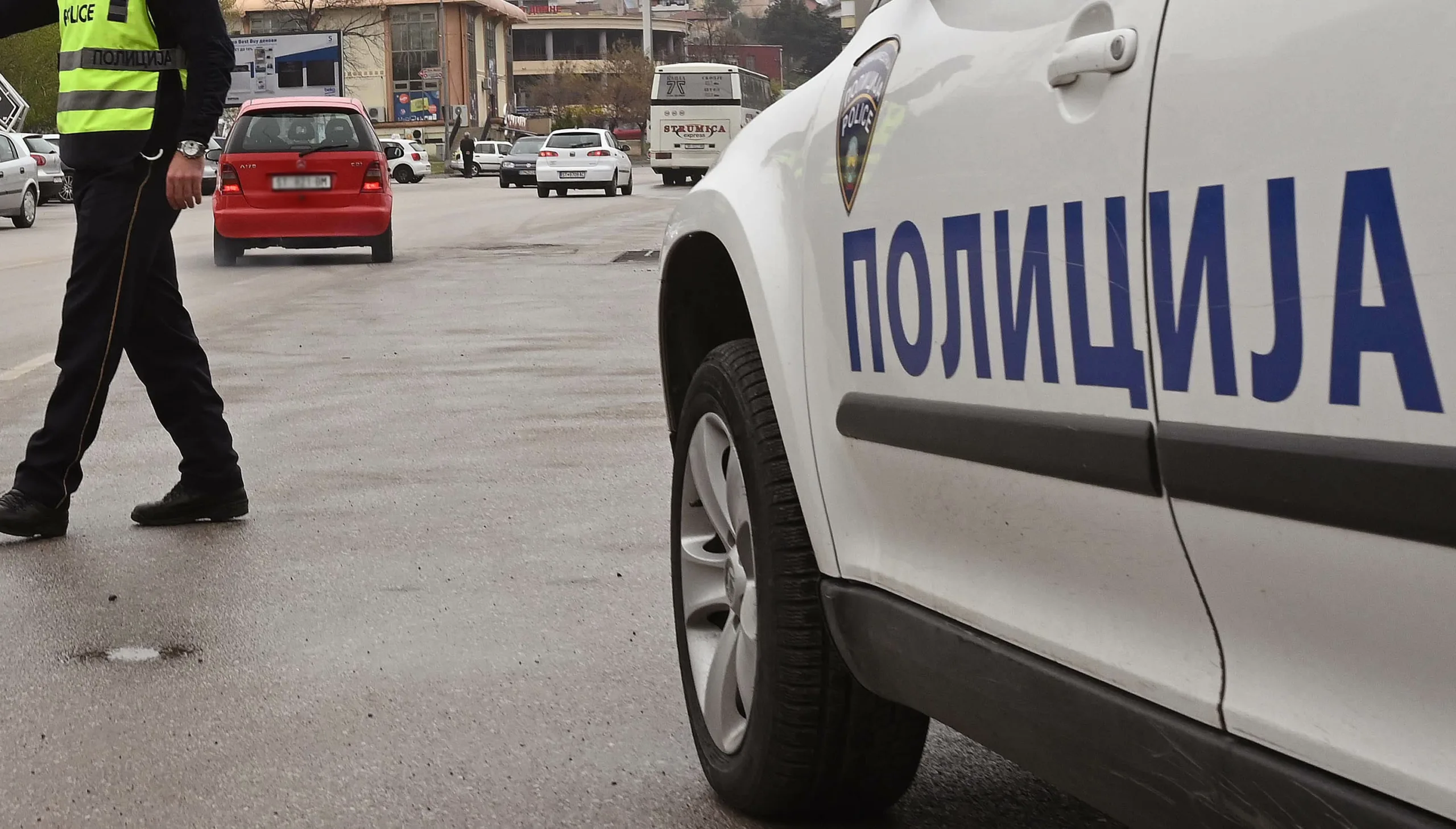 Крвав инцидент во Прилеп: Со остри предмети нападнале семејство, а потоа им го искршиле возилото